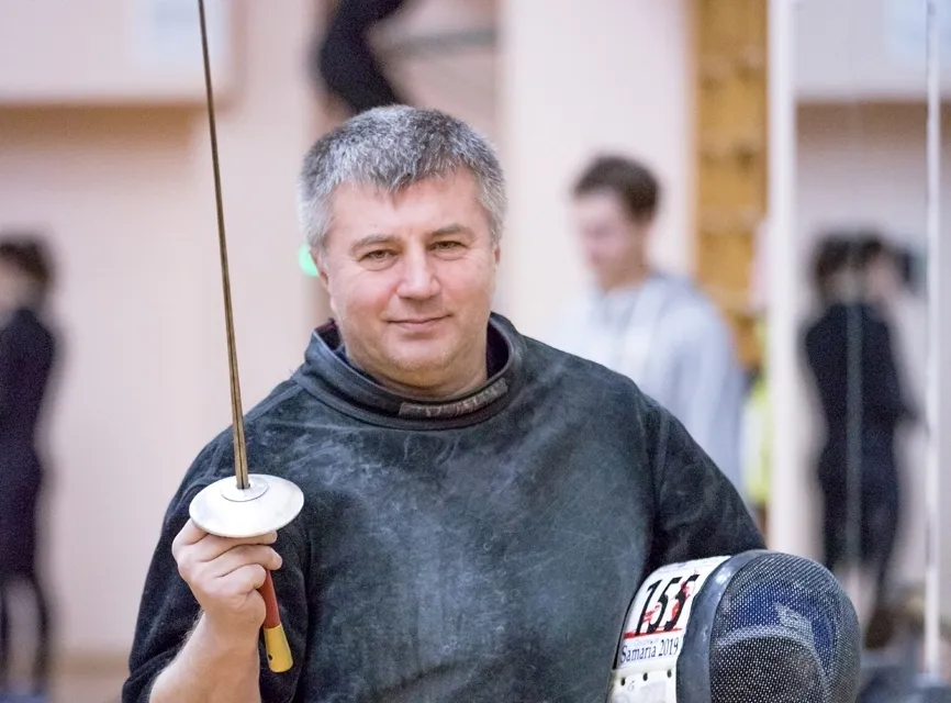 Тренер-преподаватель по рапире Петр Аулов рассказал, в каком возрасте лучше начинать заниматься фехтованием, сколько стоят рапиры и зачем нужен психолог